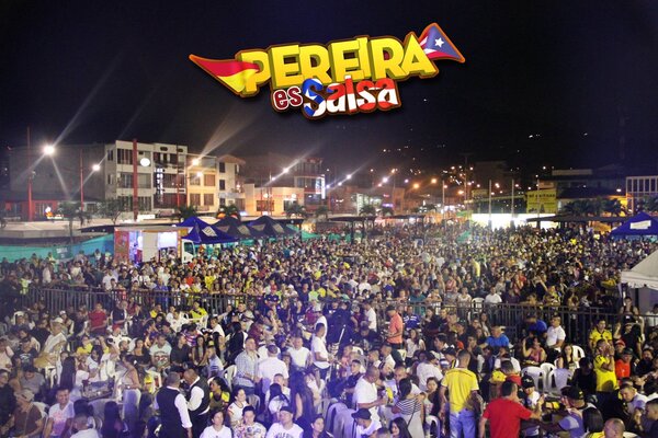 Multitud masiva bajo el logo iluminado - Pereira es Salsa