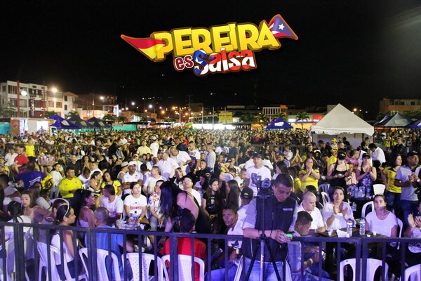 Público celebrando - Pereira es Salsa