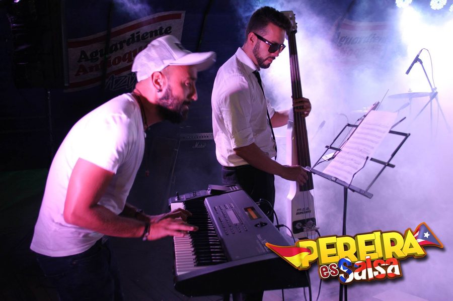 Músicos en teclado y contrabajo sobre el escenario - Pereira es Salsa