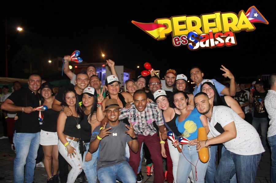 Grupo de amigos celebrando en el festival - Pereira es Salsa